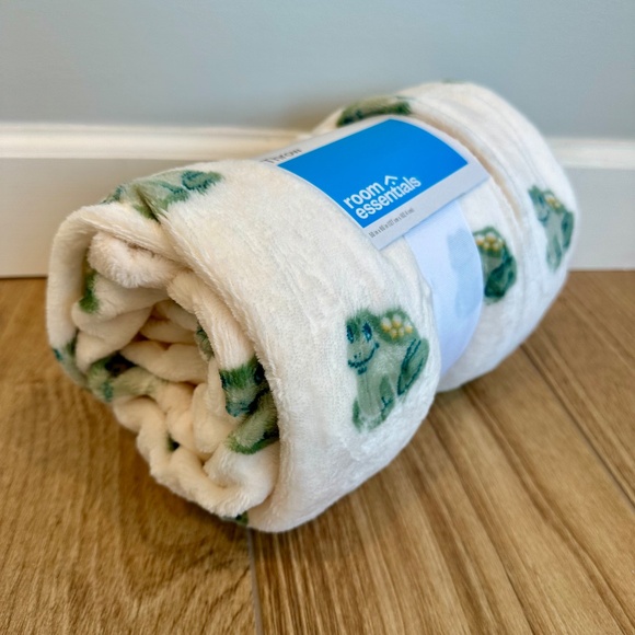 Frogs Printed Plush Throw Blanket - Room Essentials - Picture 5 of 10